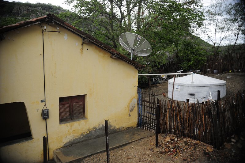 Quixadá - Cisterna para captação e armazenamento de água da chuva em uma casa ao lado do Açude do Cedro, que começou a ser construído no Império e hoje não abastece mais a cidade - Fernando Frazão/Agência Brasil